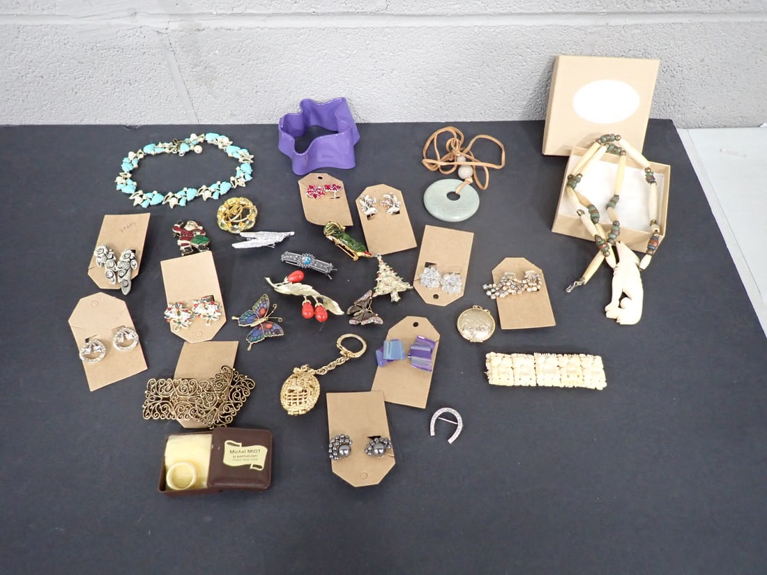 Lot of Costume Jewelry: Lot of Costume Jewelry All pictures are considered part of the description and should be examined carefully by bidders. Live Auctioneers is now offering Live Shipping through them. This is an optional