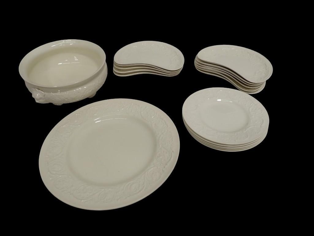 Wedgwood Porcelain Table Service, Patrician Pattern (1 of 9)
