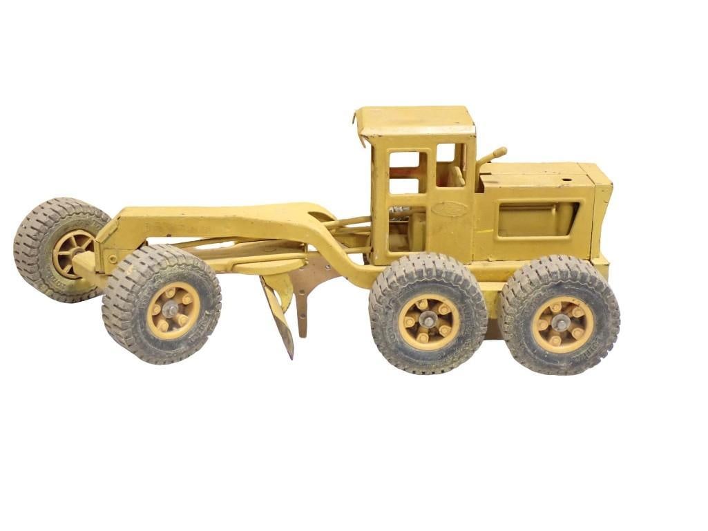 Vintage Tonka Pressed Steel Road Grader Toy: Vintage Tonka Pressed Steel Road Grader Toy Condition: played with All pictures are considered part of the description and should be examined carefully by bidders. Live Auctioneers is no