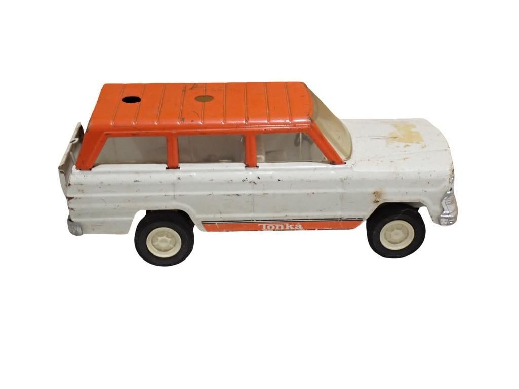 Vintage 1970s Tonka Jeep Wagoneer Rescue Ambulance Pressed Steel Toy (1 of 6)