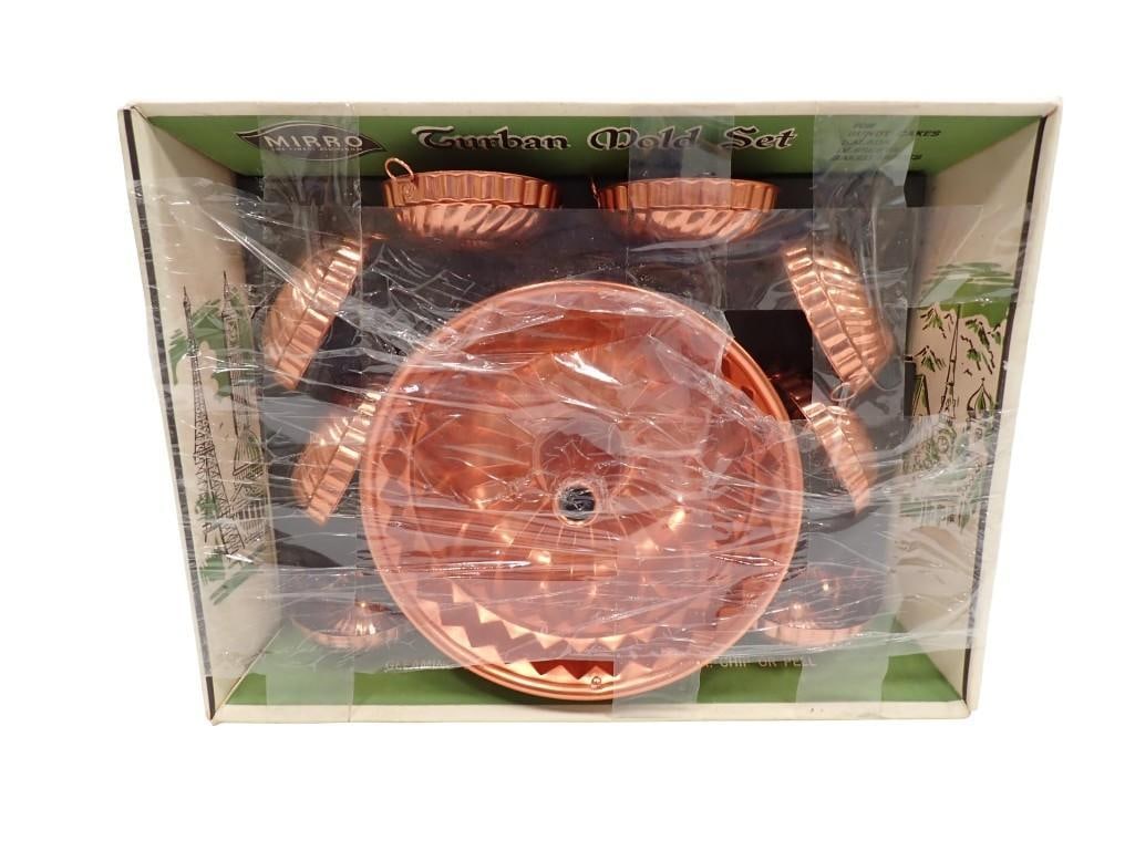 Vintage Mirro Turban Gelatin Mold Set in Original Box: Vintage Mirro Turban Gelatin Mold Set in Original Box All pictures are considered part of the description and should be examined carefully by bidders. Live Auctioneers is now offering Live Shipping th