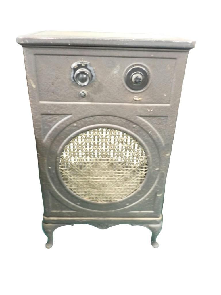1920's Atwater Kent Stove Radio brown metal cabinet - untested: 1920's Atwater Kent Stove Radio brown metal cabinet - untested All pictures are considered part of the description and should be examined carefully by bidders. Live Auctioneers is now offering Liv