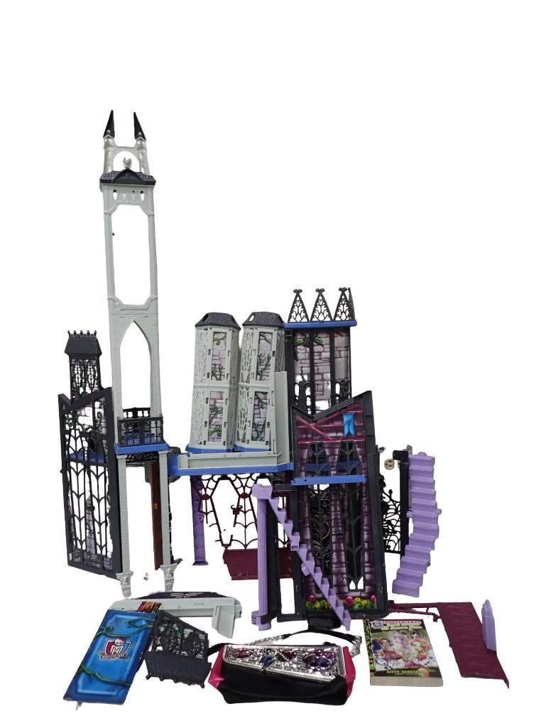 Monster High Deadluxe High School Playset: Monster High Deadluxe High School Playset Condition: includes everything that you see in the pictures All pictures are considered part of the description and should be examined carefully b