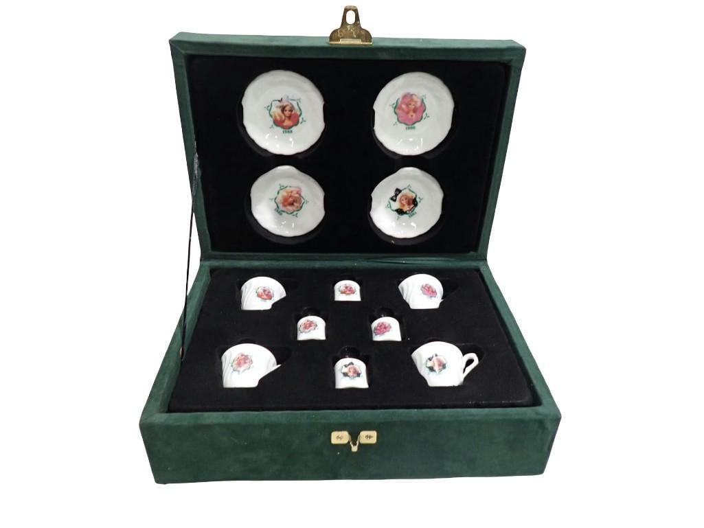 Barbie Holiday Tea Set with a Green Velvet Case (1 of 12)