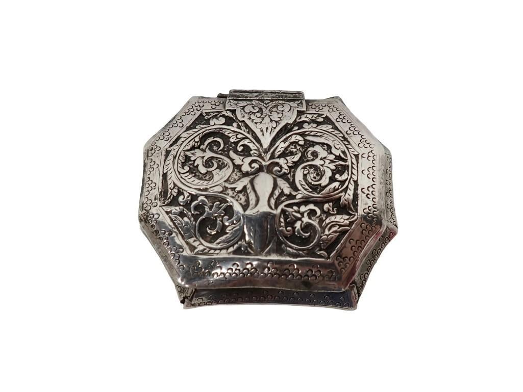 Antique German .88 Silver Box 1" x 2 1/2" x 2 1/4" Weight: 1.90 ozt: Antique German .88 silver box 1" x 2 1/2" x 2 1/4" Weight: 1.90 ozt All pictures are considered part of the description and should be examined carefully by bidders. Live Auctioneers is now