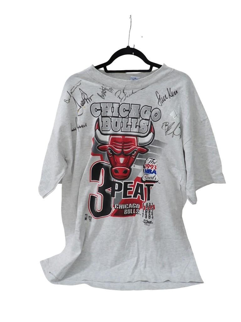 Chicago Bulls 3 Peat T-Shirt with Autographs - John Paxson, Steve Kerr, Bill Whitington, BJ Armstron (1 of 7)