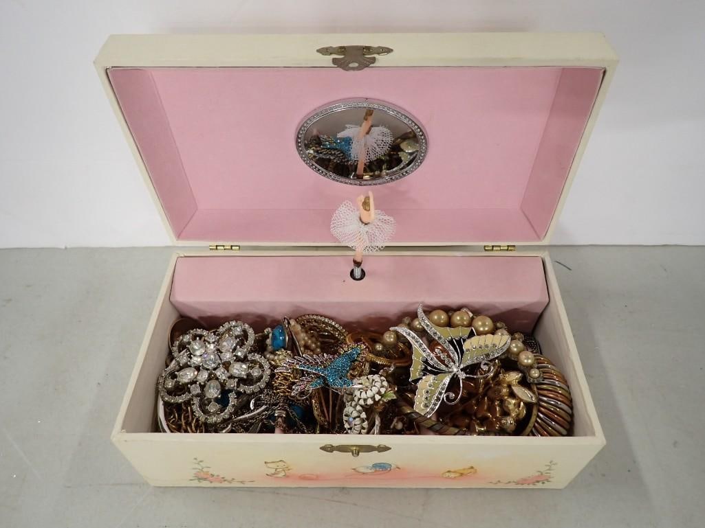 Jewelry Box full of costume jewelry: Jewelry Box full of costume jewelry All pictures are considered part of the description and should be examined carefully by bidders. Live Auctioneers is now offering Live Shipping through them. This i