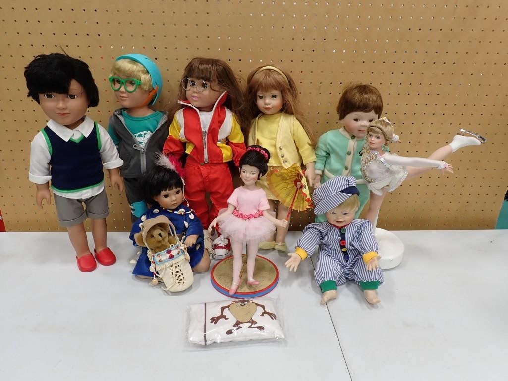 Large Lot of assorted Dolls (1 of 7)