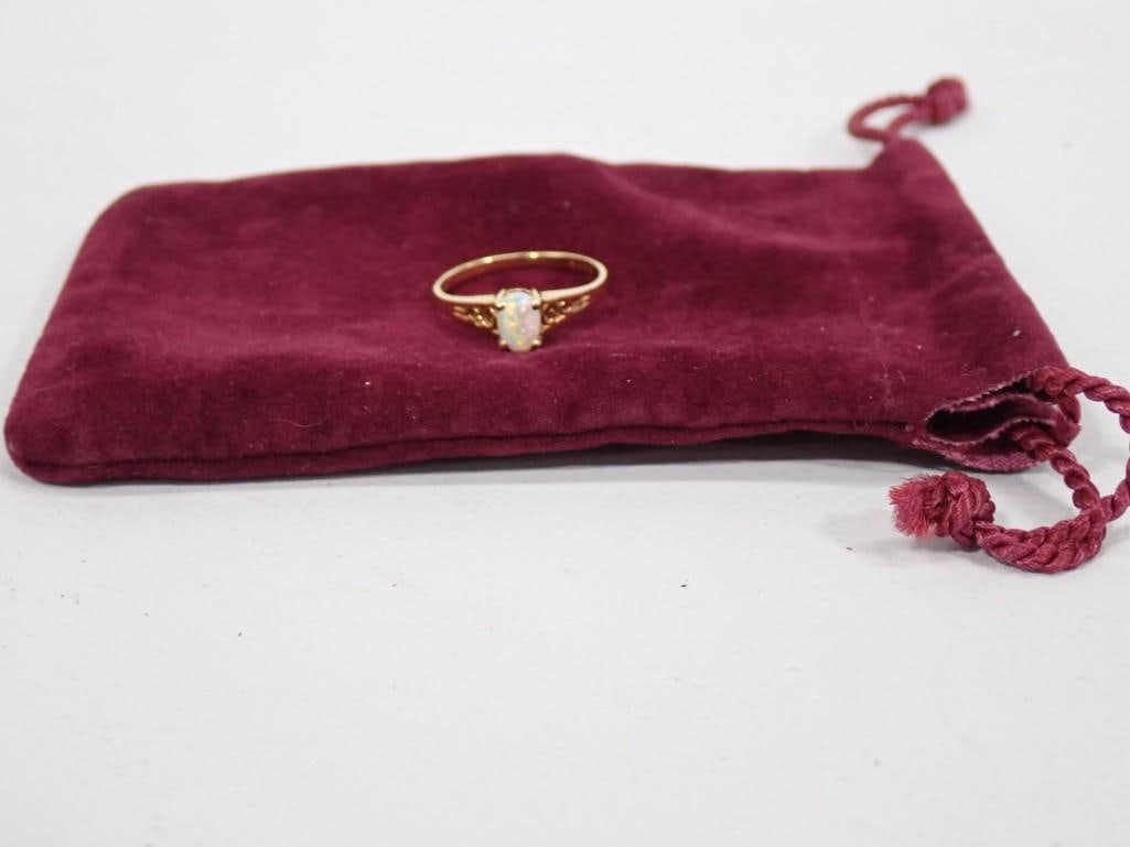 Vintage Gold Ring Marked 14K: Vintage Gold Ring Marked 14K All pictures are considered part of the description and should be examined carefully by bidders. Live Auctioneers is now offering Live Shipping through them. This is an op