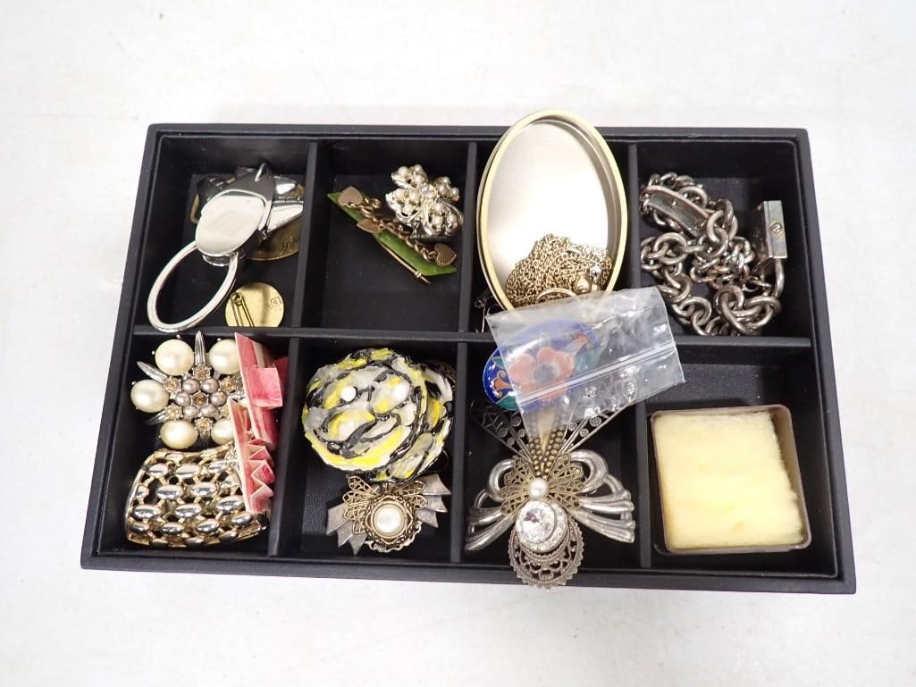 Vintage Jewelry incl Brooches, etc: Vintage Jewelry incl Brooches, etc Note: tray is not included All pictures are considered part of the description and should be examined carefully by bidders. Live Auctioneers is now