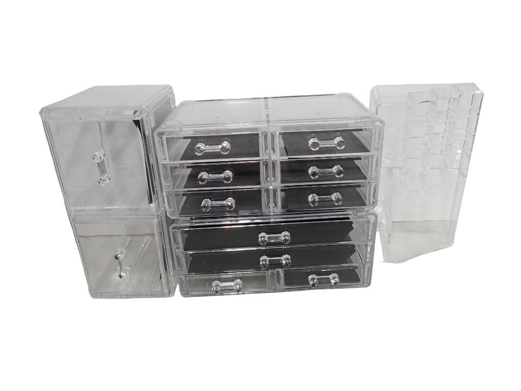 Clear Plastic or Acrylic Jewelry or Trinket Boxes for Storage or Display: Clear Plastic or Acrylic Jewelry or Trinket Boxes for Storage or Display All pictures are considered part of the description and should be examined carefully by bidders. Live Auctioneers is now offeri