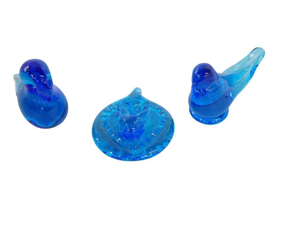 3 Blue Glass pieces - Bluebird of Happiness - Suncatcher 1995 Leo Ward Signed, 1998 Ron Ray Signed,: 3 Blue Glass pieces - Bluebird of Happiness - Suncatcher 1995 Leo Ward Signed, 1998 Ron Ray Signed, Mantorp Sweden with Sticker All pictures are considered part of the description and should be examin