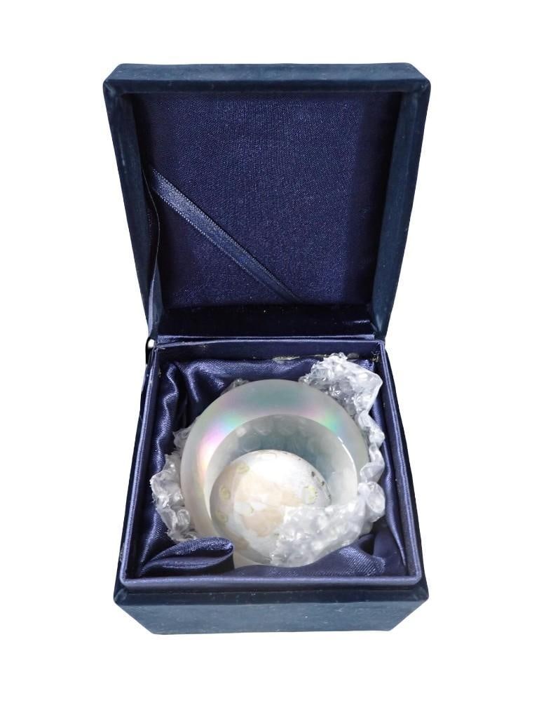 Glass Eye Studio 2013 Celestial Series Etched "Moon" Glass Paperweight with original box: Glass Eye Studio 2013 Celestial Series Etched "Moon" Glass Paperweight with original box All pictures are considered part of the description and should be examined carefully by bidders. Live A