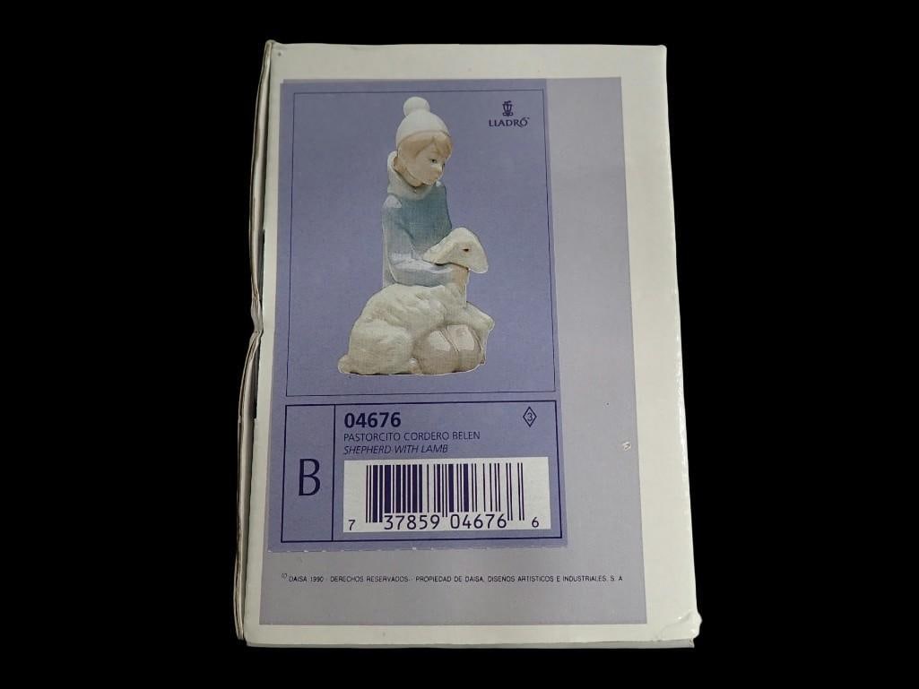 Lladro Porcelain Figurine Shepherd with Lamb #04676 (1 of 9)