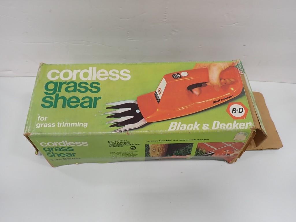 Black & Decker Cordless Grass Shear (1 of 11)