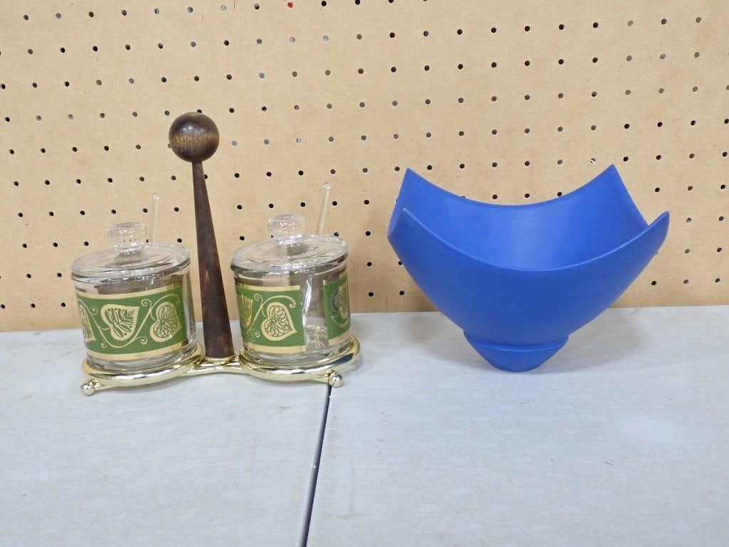 1960s Culver condiment set with Gold Leaf Detailing, Blue 4 Point Modern Design Bowl: 1960s Culver condiment set with Gold Leaf Detailing, Blue 4 Point Modern Design Bowl All pictures are considered part of the description and should be examined carefully by bidders. Live Auctioneers i