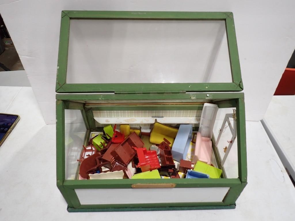 Vintage Case full of Vintage Doll Furniture (1 of 14)
