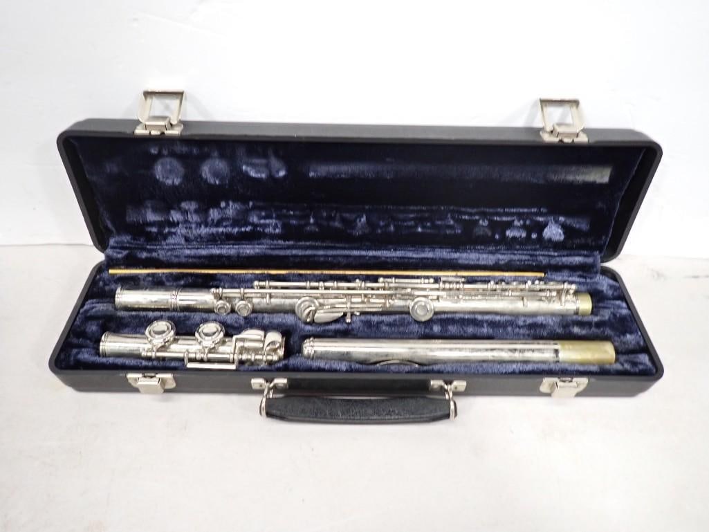 Artley Flute Musical Instrument with Case (1 of 5)