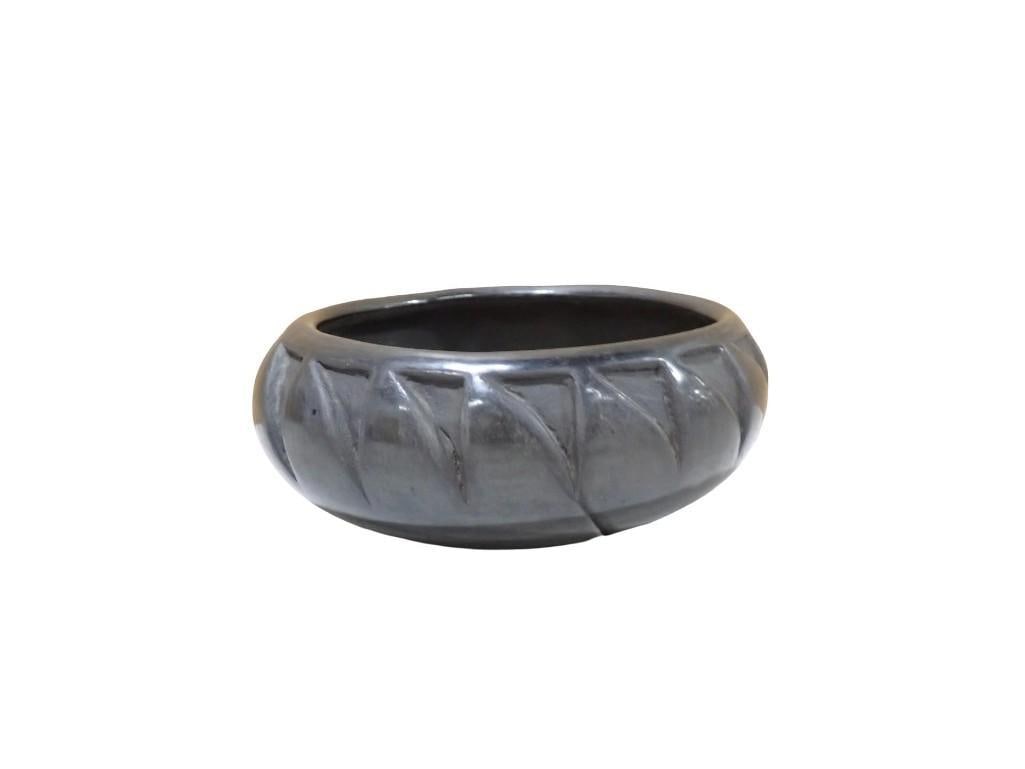 Vintage Santa Clara Signed Pottery Bowl: Vintage Santa Clara Signed Pottery Bowl All pictures are considered part of the description and should be examined carefully by bidders. Live Auctioneers is now offering Live Shipping through them. Th