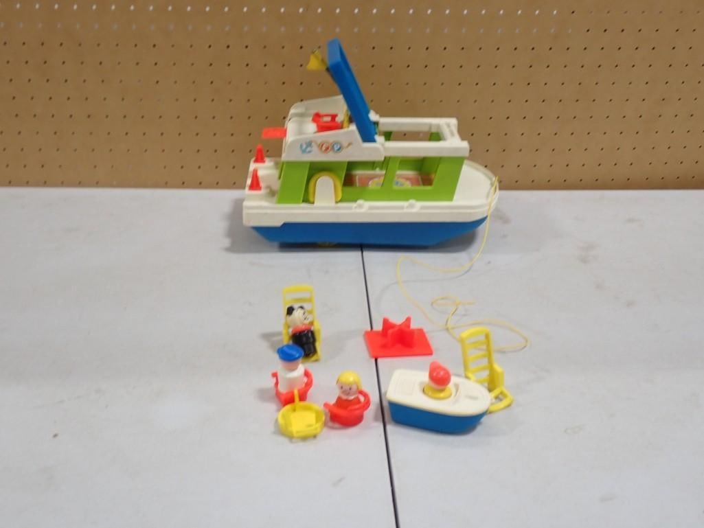 Vintage Fisher Price Little People Play Family Houseboat with some people and accessories: Vintage Fisher Price Little People Play Family Houseboat with some people and accessories All pictures are considered part of the description and should be examined carefully by bidders. Live Auctione