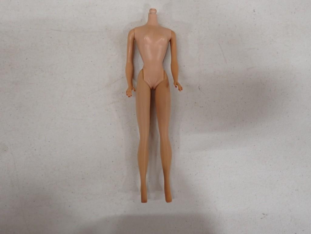 Vintage 1960's Barby Body with No head, straight legs, tight limbs, nail polish still on hands: Vintage 1960's Barby Body with No head, straight legs, tight limbs, nail polish still on hands All pictures are considered part of the description and should be examined carefully by bidders. Live