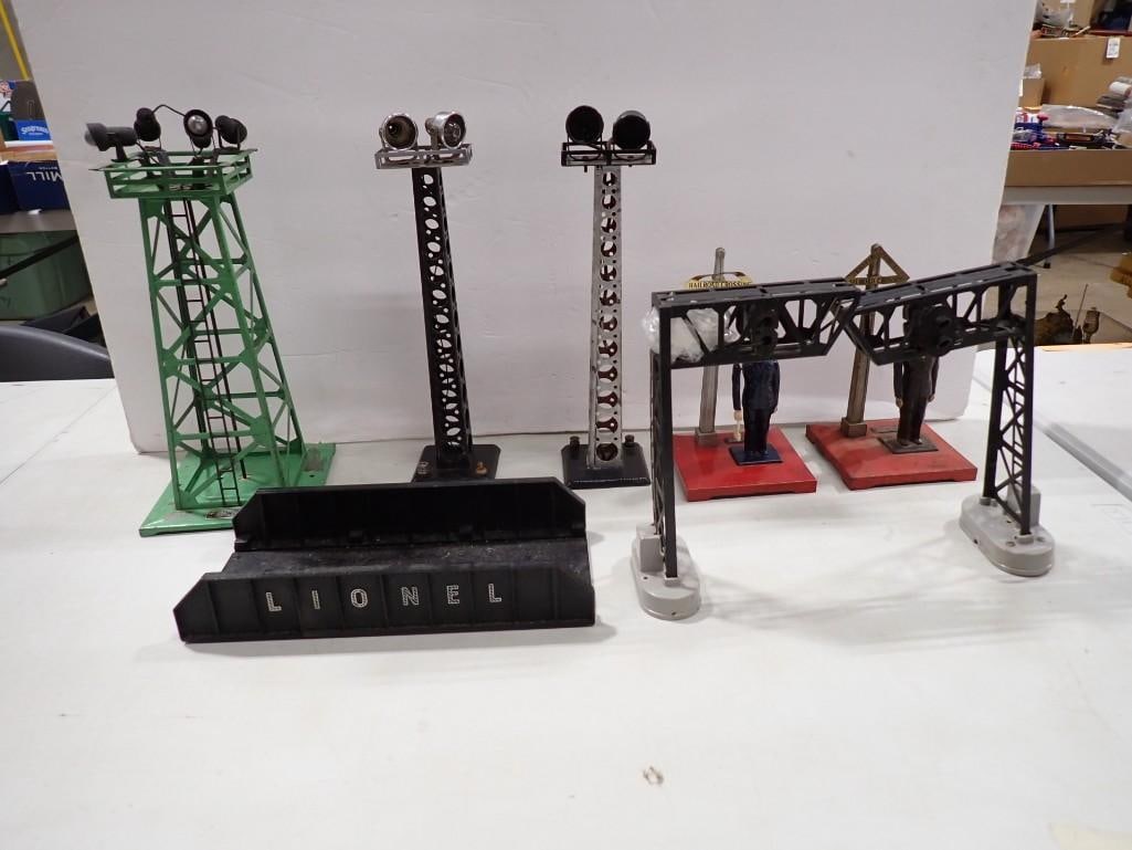Vintage O Scale Lionel and Marx Model Train Accessories including Flood Light Towers, Girder Bridge (1 of 20)