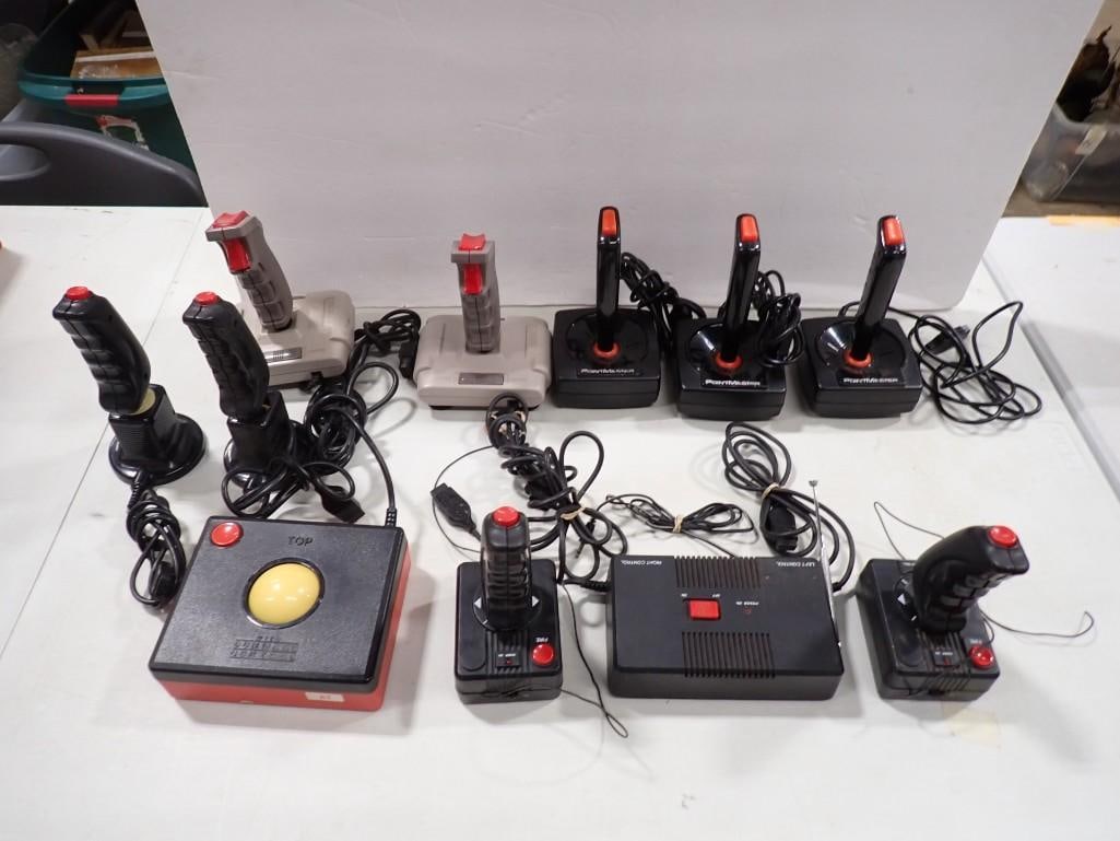 Lot of Video Game Joystick Controllers - They work: Lot of Video Game Joystick Controllers - They work All pictures are considered part of the description and should be examined carefully by bidders. Live Auctioneers is now offering Live Shipping throu