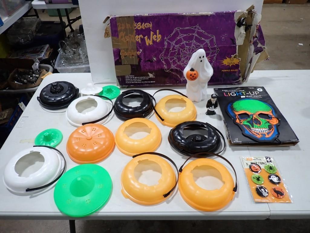 Halloween Lot including Light up Spider Web (works), Blow Mold Ghost, Lids, Buttons, etc: Halloween Lot including Light up Spider Web (works), Blow Mold Ghost, Lids, Buttons, etc All pictures are considered part of the description and should be examined carefully by bidders. Live Auctionee