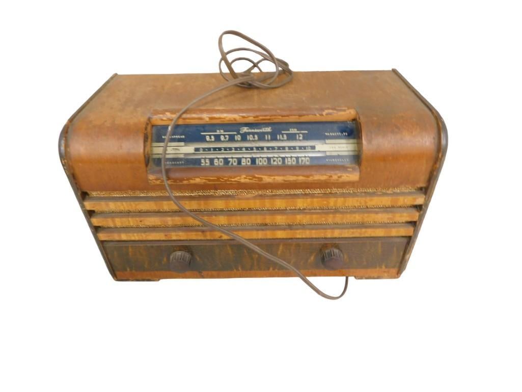 Vintage Farnsworth Tube Radio Circa 1940's: Vintage Farnsworth Tube Radio Circa 1940's All pictures are considered part of the description and should be examined carefully by bidders. Live Auctioneers is now offering Live Shipping through t