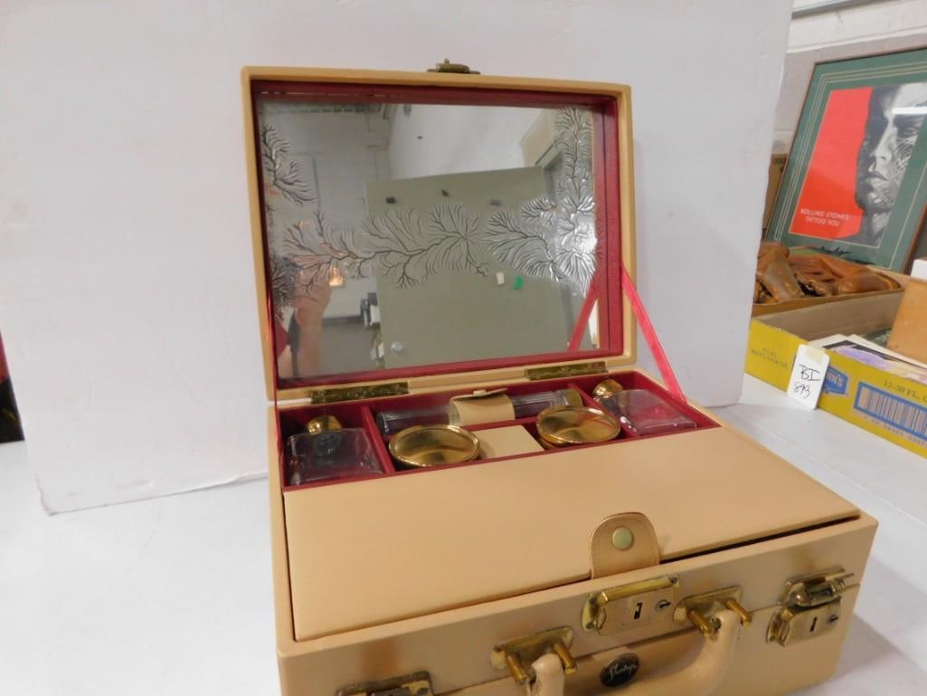 Vintage 1950's Shortrip cosmetic or vanity train case: Vintage 1950's Shortrip cosmetic or vanity train case - Mirror is in rough shape All pictures are considered part of the description and should be examined carefully by bidders. Live Auctioneers i