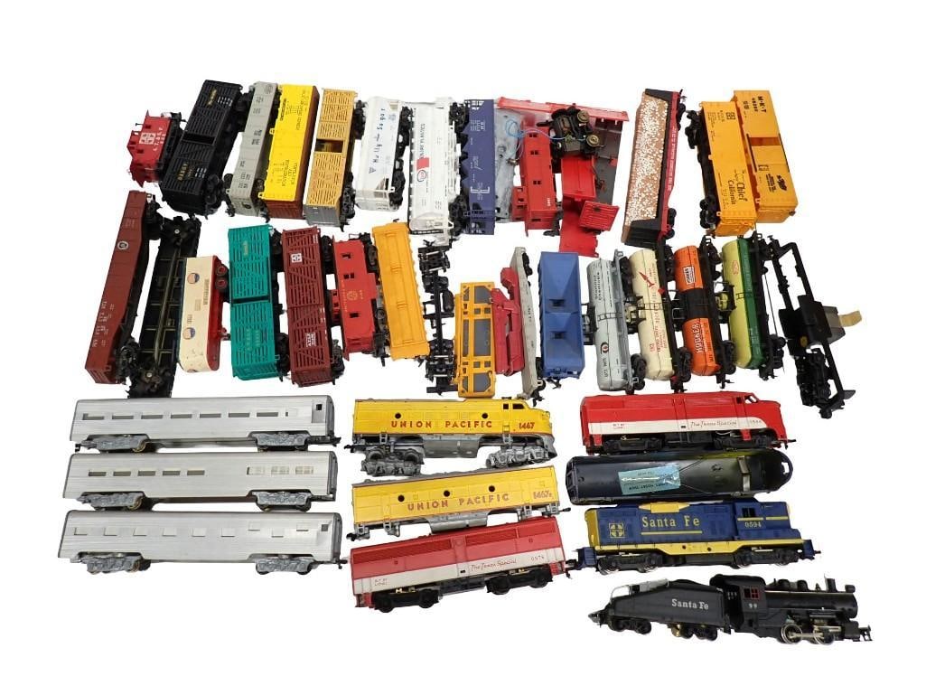 Large Lot of assorted HO Scale Train Cars (1 of 12)