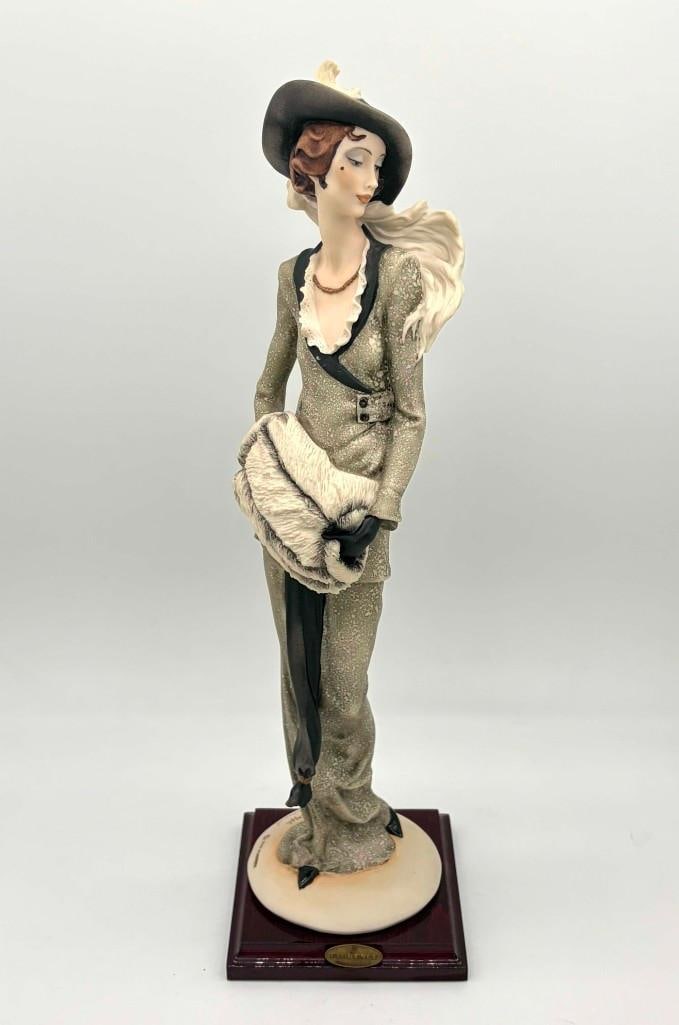 Giuseppe Armani Limited Edition " Lady With Muff " Italy 3515/5000: Giuseppe Armani Limited Edition " Lady With Muff " Italy 3515/5000. Excellent Condition . 18" Tall . All Pictures Are Considered Part Of The Description And Should Be Examined Carefully By Bidders.. L