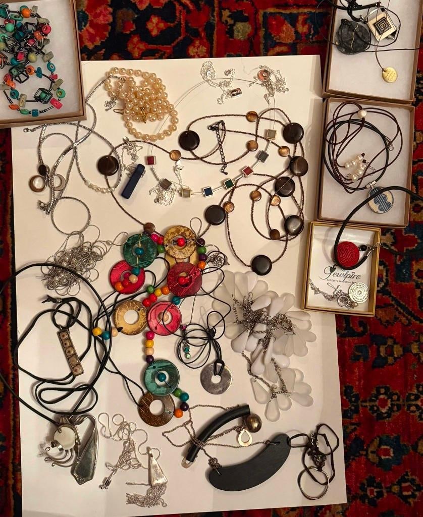 Lot Of 15+ Fashion / Costume Jewelry Necklaces: Lot Of 15+ Fashion / Costume Jewelry Necklaces. . . All Pictures Are Considered Part Of The Description And Should Be Examined Carefully By Bidders.. Live Auctioneers Is Now Offering Live Shipping Thr