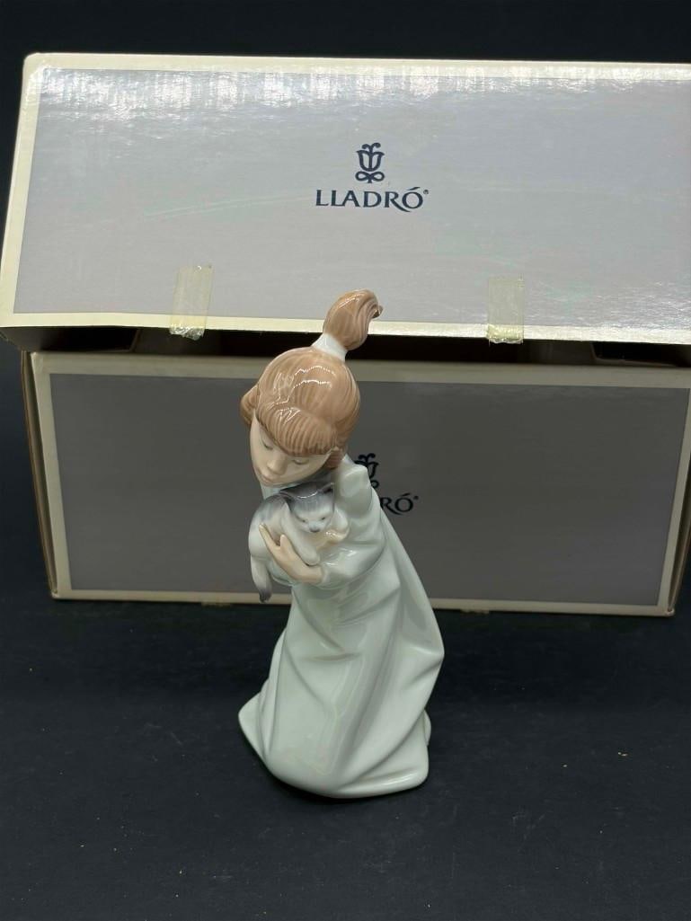 Lladro Sleepy Kitten 05712 Porcelain Figurine W/ Box: Lladro Sleepy Kitten 05712 Porcelain Figurine W/ Box. Great Condition, No Chips. . All Pictures Are Considered Part Of The Description And Should Be Examined Carefully By Bidders.. Live Auctioneers Is