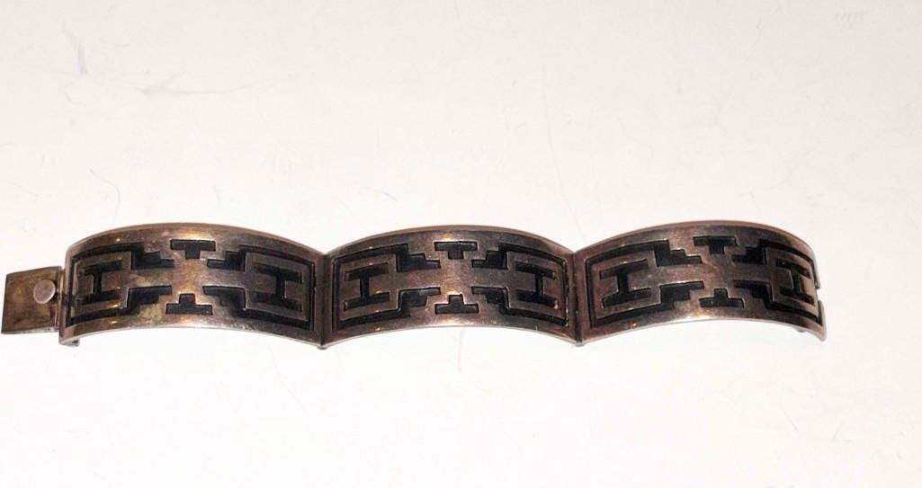 Vintage Taxco Mexico Geometric Zigzag Motif Sterling Silver 8" Bracelet: Vintage Taxco Mexico Geometric Zigzag Motif Sterling Silver 8" Bracelet. 50 Grams, 8" , Good Condition. . All Pictures Are Considered Part Of The Description And Should Be Examined Carefully By Bidder