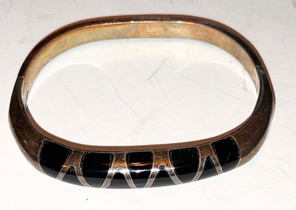 Vintage Taxco Mexico Sterling Silver & Onyx 8" Hinged Bracelet: Vintage Taxco Mexico Sterling Silver & Onyx 8" Hinged Bracelet. 50 Grams, Good Condition. . All Pictures Are Considered Part Of The Description And Should Be Examined Carefully By Bidders.. Live Aucti