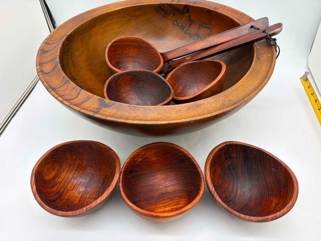 Mcm Hand Turned Huge 19" Wooden Salad Bowl W/ 6 Serving Bowls And Utensils: Mcm Hand Turned Huge 19" Wooden Salad Bowl W/ 6 Serving Bowls And Utensils. Great Condition, Salad Bowl Is 19" X 7" Tall. . All Pictures Are Considered Part Of The Description And Should Be Examined C