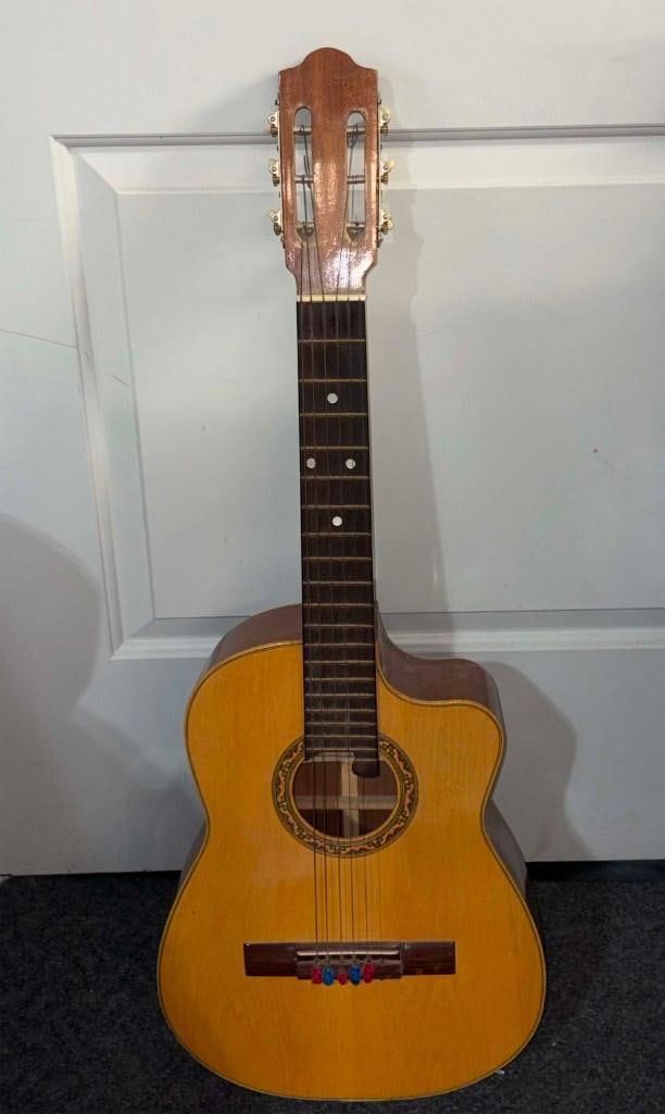 Guitarras " Robert" Acoustic 6 String Vintage Guitar (1 of 9)