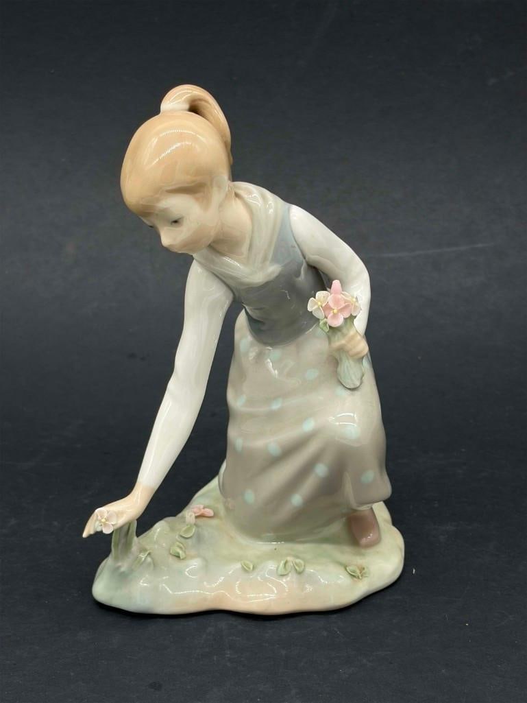 Lladro Girl Gathering 1172 Porcelain Figurine: Lladro Girl Gathering 1172 Porcelain Figurine. Nice Condition, No Chips. . All Pictures Are Considered Part Of The Description And Should Be Examined Carefully By Bidders.. Live Auctioneers Is Now Off