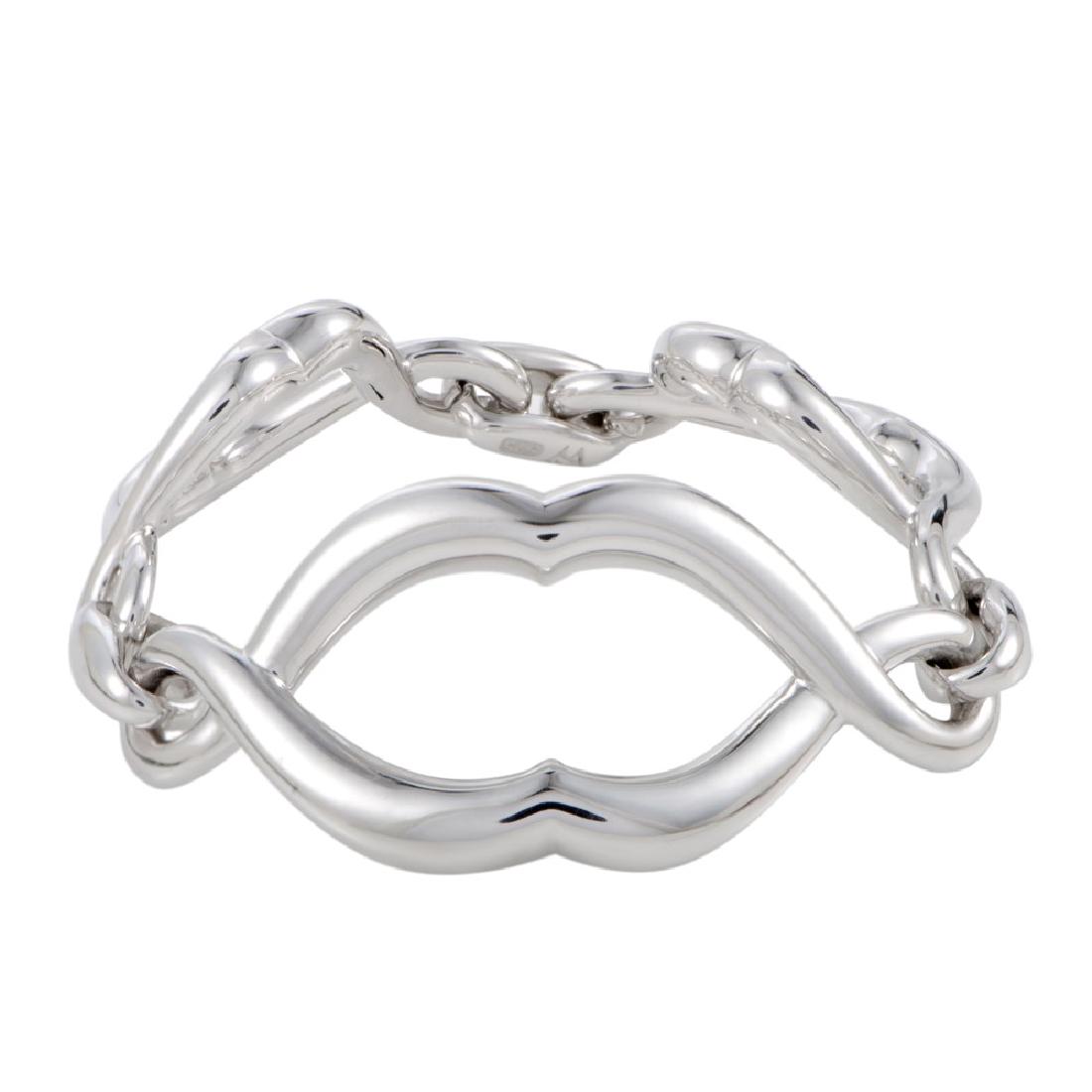 Stephen Webster Les Dents De La Mer Jaws Silver Jaw: Splendidly designed in a captivatingly offbeat manner, this fascinating jewelry piece takes the form of a beautifully stylized shark jaw, offering an incredibly fashionable appearance. The bracelet is