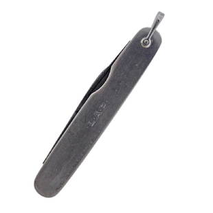Platinum Pocket Knife: Metal Content: Platinum Weight of Item: 24..8 gramsSize: 74mm x 13mm (folded) Gemstone: n/aStamp: Engraving "L A P. Park Building Pittsburgh" . Platinum (bale mark).