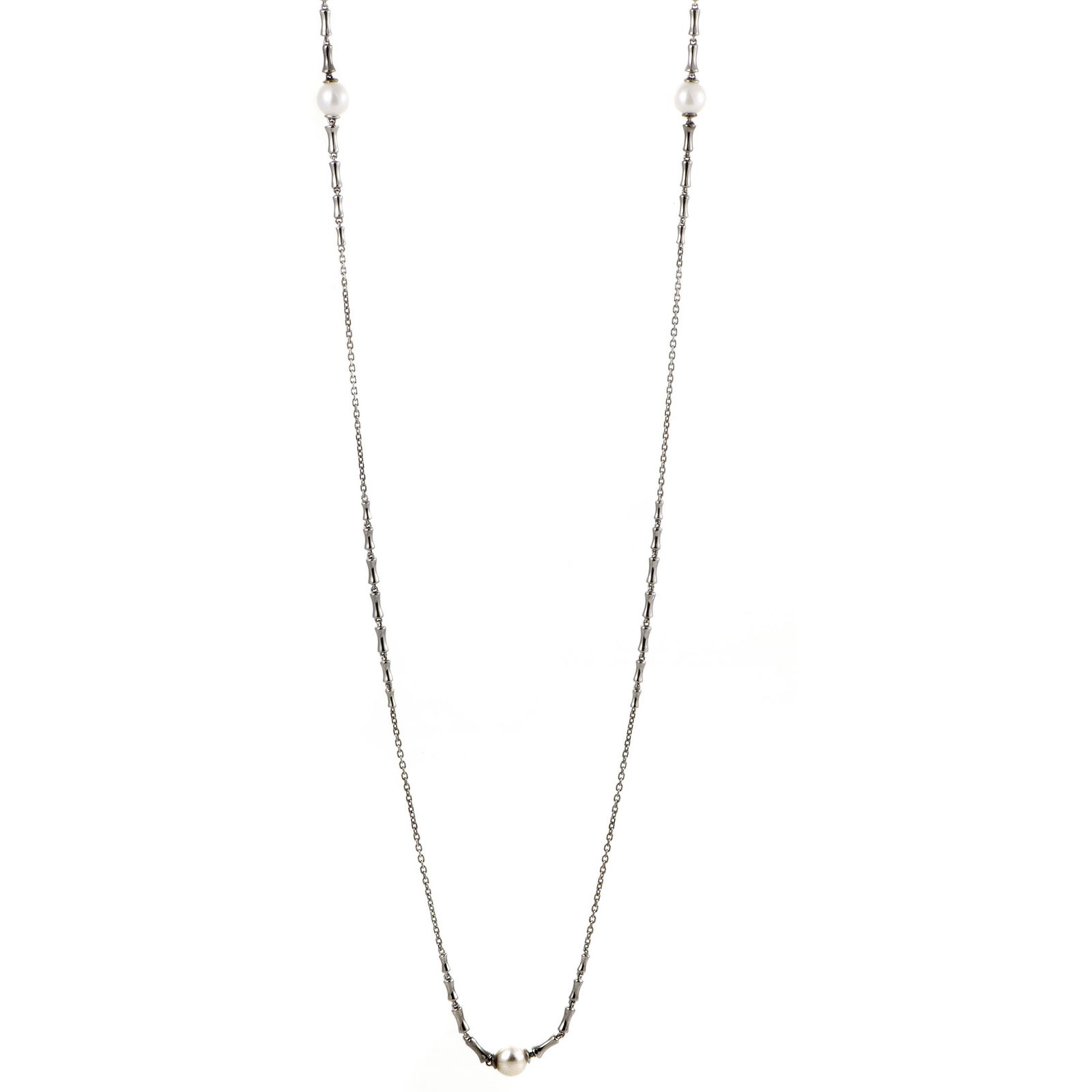 Stephen Webster Blackened Silver Pearl Necklace: Standing out in magnificent fashion against the exquisitely shaped chain made of captivating black rhodiumplated silver, the splendid pearls lend their tender appeal to this fantastic necklace from St