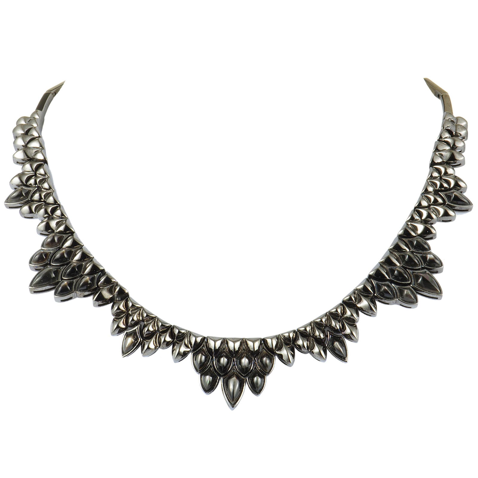 Stephen Webster Silver/Black Black MOP Necklace: Add a captivating edgy twist to your outfits with this marvelous jewelry piece that boasts fashionably offbeat design and exceptional craftsmanship quality, offering an incredibly attractive appearanc