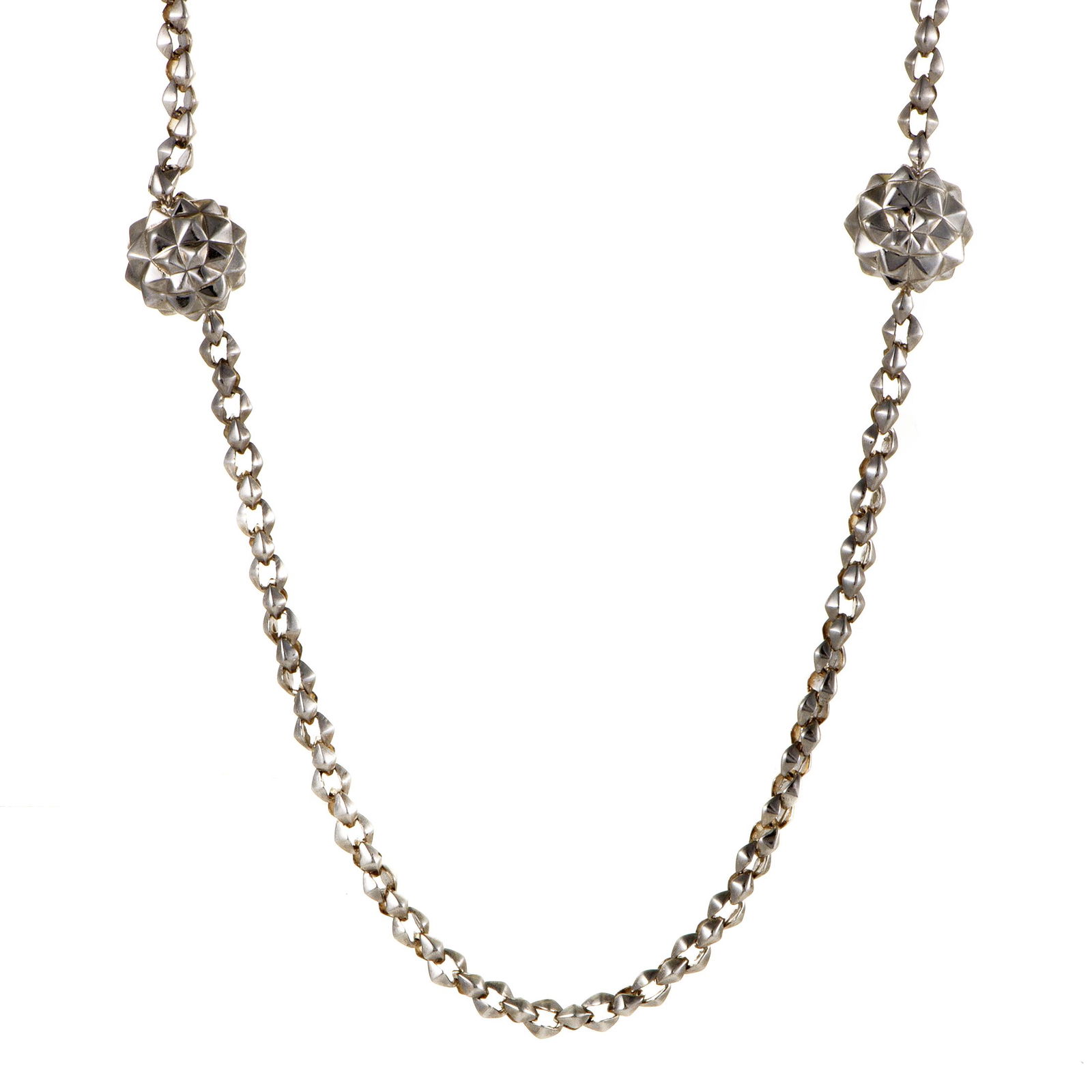 Stephen Webster Superstud Silver Necklace: Producing a mesmerizing effect with its intricate design and exuding a fascinatingly bright allure with its impeccably polished silver, the nifty chain of this astonishing necklace from Stephen Webste
