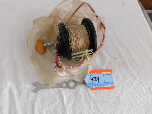 Penn delmar 285 fishing reel: Penn Delmar 285 fishing reel with wrench appears complete very good condition