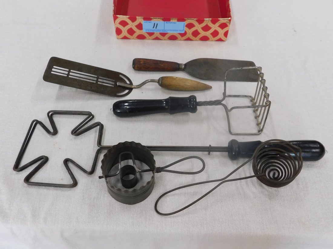Lot Vintage Kitchenware: Lot includes: 6 pieces of vintage kitchen utensils. See picture
