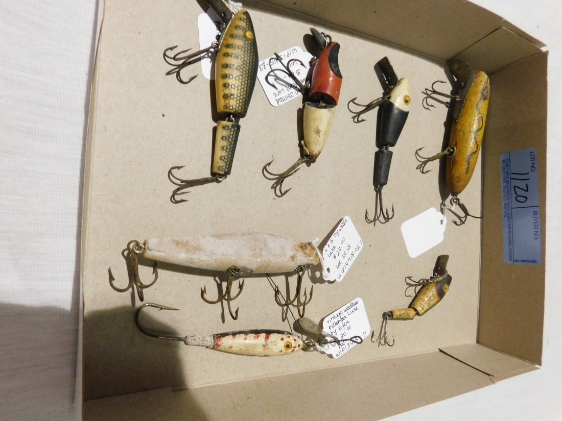 lot of vintage fishing lures: lot of 7 vintage fishing lures, some wooden, some jointed, see pictures