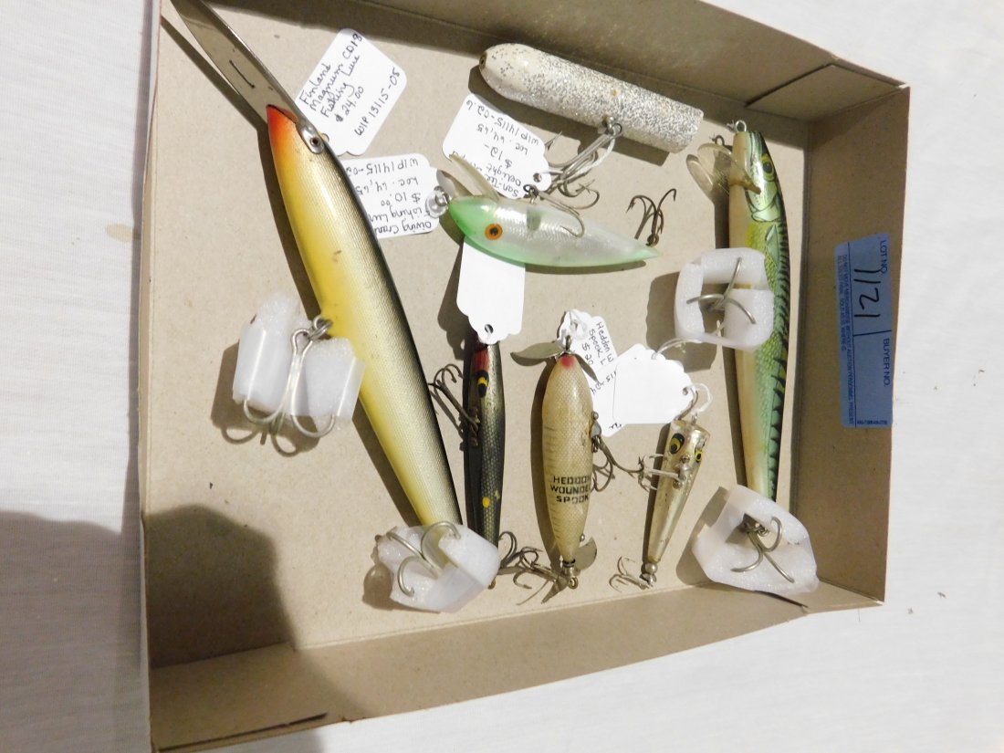 lot of fishing lures: lot of 7 fishing lures, 2 large see pictures
