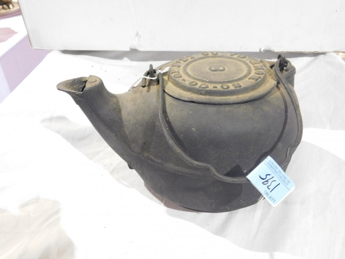 Cast Iron 8 Quart Tea Pot: Cast iron 8 quart tea pot, with lid and handle. Made in Rome, GA. No cracks, overall good condition.