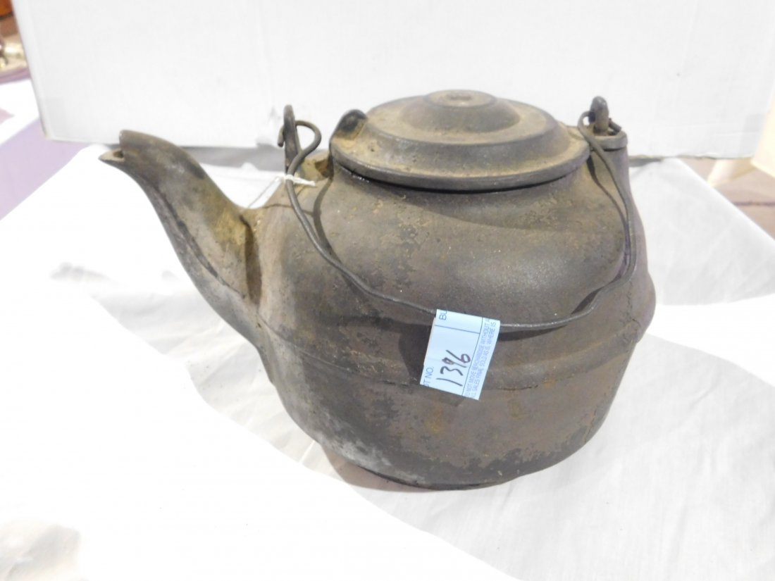 Cast Iron 8 Quart Tea Pot: Cast iron 8 quart tea pot, with lid and handle. No cracks, overall good condition.